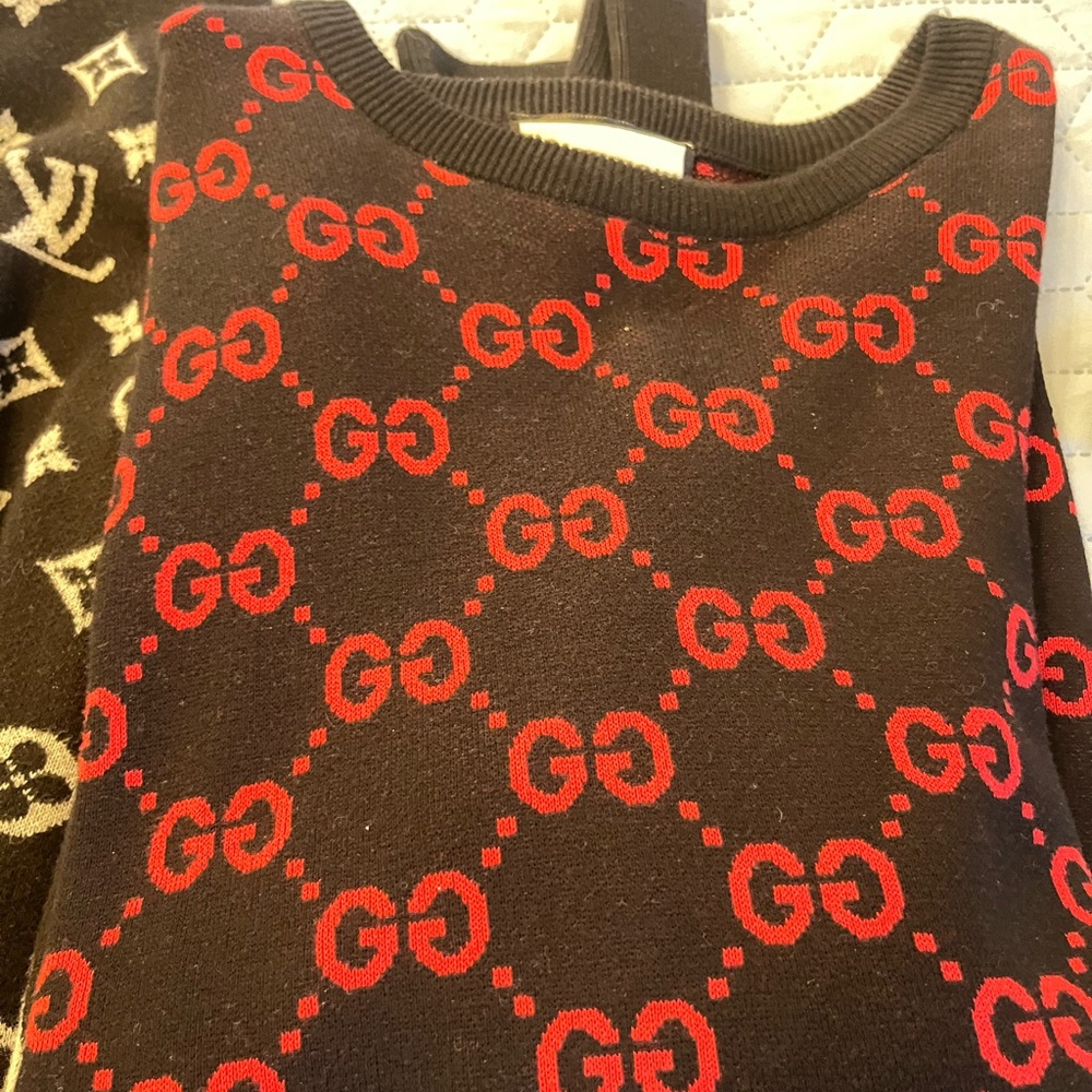 Preowned unisex size medium Gucci Red GG Logo Knit Sweater. Made in Italy.
